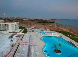 KING EVELTHON BEACH HOTEL